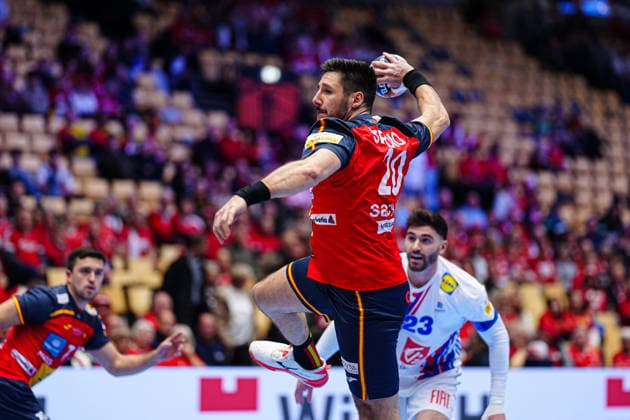 Wurf Tor Abel Serdio (Spanien, 20) DEN, Spanien vs. Frankreich, Handball, EHF Europameisterschaft 2026, Hauptrunde, Spieltag 3, 26.01.2026 DEN, Spanien vs. Frankreich, Handball, EHF Europameisterschaft 2026, Hauptrunde, Spieltag 3, 26.01.2026 Herning Copyright: xEibner-Pressefoto MarcelxvonxFehrnx EP_MFN