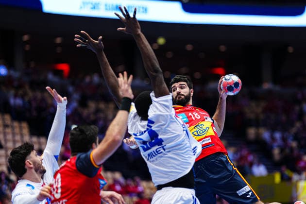 Wurf Tor Imanol Garciandia (Spanien, 18) DEN, Spanien vs. Frankreich, Handball, EHF Europameisterschaft 2026, Hauptrunde, Spieltag 3, 26.01.2026 DEN, Spanien vs. Frankreich, Handball, EHF Europameisterschaft 2026, Hauptrunde, Spieltag 3, 26.01.2026 Herning Copyright: xEibner-Pressefoto MarcelxvonxFehrnx EP_MFN