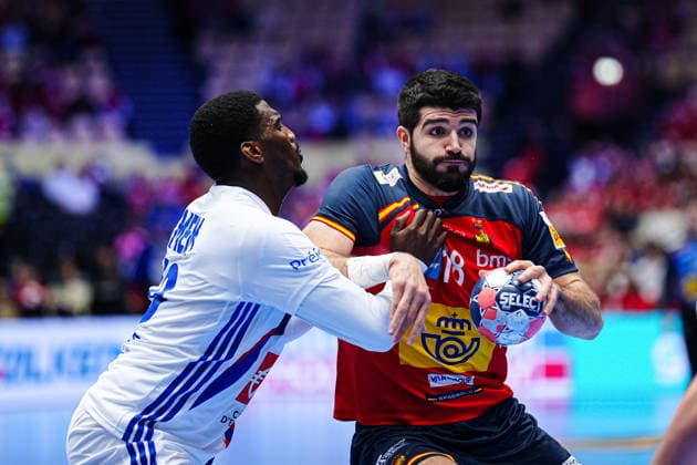 Dika Mem (Frankreich, 10), Imanol Garciandia (Spanien, 18) DEN, Spanien vs. Frankreich, Handball, EHF Europameisterschaft 2026, Hauptrunde, Spieltag 3, 26.01.2026 DEN, Spanien vs. Frankreich, Handball, EHF Europameisterschaft 2026, Hauptrunde, Spieltag 3, 26.01.2026 Herning Copyright: xEibner-Pressefoto MarcelxvonxFehrnx EP_MFN