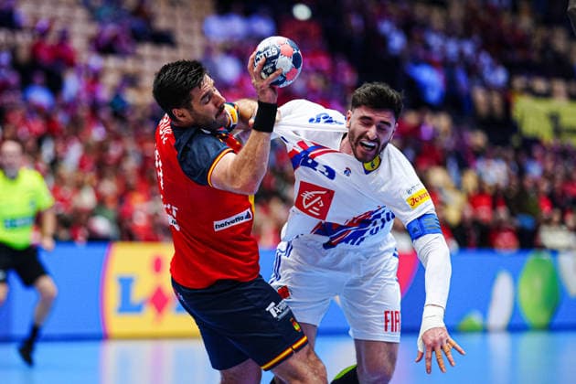 Abel Serdio (Spanien, 20), Ludovic Fabregas (Frankreich, 23) DEN, Spanien vs. Frankreich, Handball, EHF Europameisterschaft 2026, Hauptrunde, Spieltag 3, 26.01.2026 DEN, Spanien vs. Frankreich, Handball, EHF Europameisterschaft 2026, Hauptrunde, Spieltag 3, 26.01.2026 Herning Copyright: xEibner-Pressefoto MarcelxvonxFehrnx EP_MFN