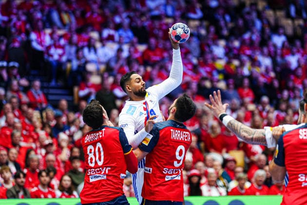 Ian Barrufet (Spanien, 80), Melvyn Richardson (Frankreich, 09), Ian Tarrafeta (Spanien, 09) DEN, Spanien vs. Frankreich, Handball, EHF Europameisterschaft 2026, Hauptrunde, Spieltag 3, 26.01.2026 DEN, Spanien vs. Frankreich, Handball, EHF Europameisterschaft 2026, Hauptrunde, Spieltag 3, 26.01.2026 Herning Copyright: xEibner-Pressefoto MarcelxvonxFehrnx EP_MFN