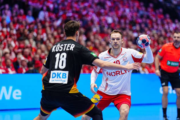 Julian Koester (Deutschland, 18), Mathias Gidsel (Daenemark, 19) DEN, Deutschland vs. Daenemark, Handball, EHF Europameisterschaft 2026, Hauptrunde, Spieltag 3, 26.01.2026 DEN, Deutschland vs. Daenemark, Handball, EHF Europameisterschaft 2026, Hauptrunde, Spieltag 3, 26.01.2026 Herning Copyright: xEibner-Pressefoto MarcelxvonxFehrnx EP_MFN