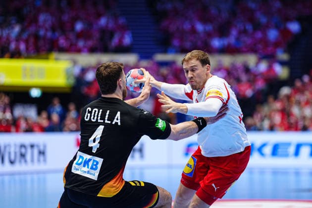 Johannes Golla (Deutschland, 04), Simon Pytlick (Daenemark, 43) DEN, Deutschland vs. Daenemark, Handball, EHF Europameisterschaft 2026, Hauptrunde, Spieltag 3, 26.01.2026 DEN, Deutschland vs. Daenemark, Handball, EHF Europameisterschaft 2026, Hauptrunde, Spieltag 3, 26.01.2026 Herning Copyright: xEibner-Pressefoto MarcelxvonxFehrnx EP_MFN