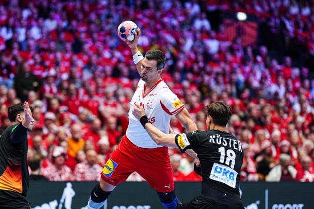 Wurf Tor Rasmus Lauge (Daenemark, 11), Julian Koester (Deutschland, 18) DEN, Deutschland vs. Daenemark, Handball, EHF Europameisterschaft 2026, Hauptrunde, Spieltag 3, 26.01.2026 DEN, Deutschland vs. Daenemark, Handball, EHF Europameisterschaft 2026, Hauptrunde, Spieltag 3, 26.01.2026 Herning Copyright: xEibner-Pressefoto MarcelxvonxFehrnx EP_MFN