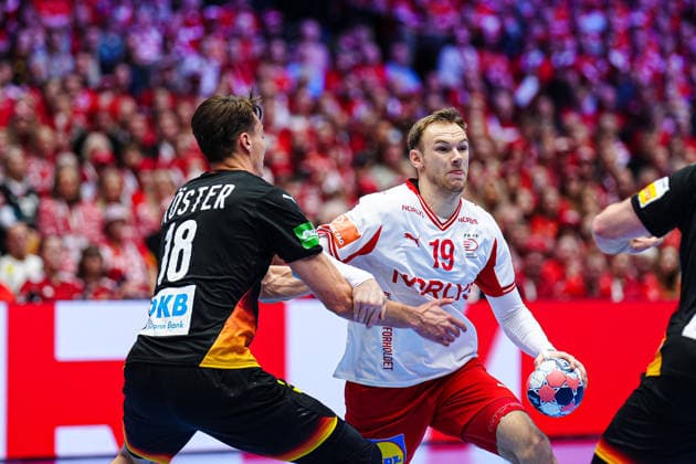Julian Koester (Deutschland, 18), Mathias Gidsel (Daenemark, 19) DEN, Deutschland vs. Daenemark, Handball, EHF Europameisterschaft 2026, Hauptrunde, Spieltag 3, 26.01.2026 DEN, Deutschland vs. Daenemark, Handball, EHF Europameisterschaft 2026, Hauptrunde, Spieltag 3, 26.01.2026 Herning Copyright: xEibner-Pressefoto MarcelxvonxFehrnx EP_MFN