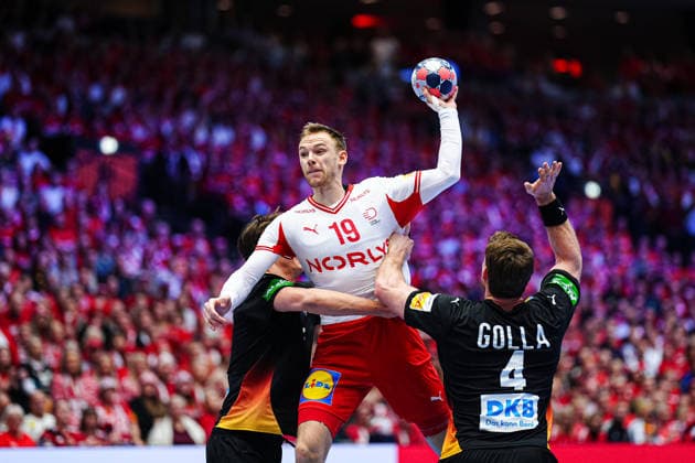 Julian Koester (Deutschland, 18), Mathias Gidsel (Daenemark, 19), Johannes Golla (Deutschland, 04) DEN, Deutschland vs. Daenemark, Handball, EHF Europameisterschaft 2026, Hauptrunde, Spieltag 3, 26.01.2026 DEN, Deutschland vs. Daenemark, Handball, EHF Europameisterschaft 2026, Hauptrunde, Spieltag 3, 26.01.2026 Herning Copyright: xEibner-Pressefoto MarcelxvonxFehrnx EP_MFN