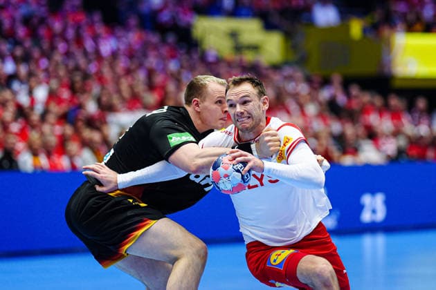 Justus Fischer (Deutschland, 54), Mathias Gidsel (Daenemark, 19) DEN, Deutschland vs. Daenemark, Handball, EHF Europameisterschaft 2026, Hauptrunde, Spieltag 3, 26.01.2026 DEN, Deutschland vs. Daenemark, Handball, EHF Europameisterschaft 2026, Hauptrunde, Spieltag 3, 26.01.2026 Herning Copyright: xEibner-Pressefoto MarcelxvonxFehrnx EP_MFN
