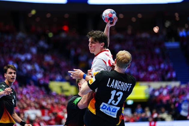 Johannes Golla (Deutschland, 04), Lasse Moeller (Daenemark, 64), Matthes Langhoff (Deutschland, 13) DEN, Deutschland vs. Daenemark, Handball, EHF Europameisterschaft 2026, Hauptrunde, Spieltag 3, 26.01.2026 DEN, Deutschland vs. Daenemark, Handball, EHF Europameisterschaft 2026, Hauptrunde, Spieltag 3, 26.01.2026 Herning Copyright: xEibner-Pressefoto MarcelxvonxFehrnx EP_MFN