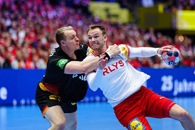 Justus Fischer (Deutschland, 54), Mathias Gidsel (Daenemark, 19) DEN, Deutschland vs. Daenemark, Handball, EHF Europameisterschaft 2026, Hauptrunde, Spieltag 3, 26.01.2026 DEN, Deutschland vs. Daenemark, Handball, EHF Europameisterschaft 2026, Hauptrunde, Spieltag 3, 26.01.2026 Herning Copyright: xEibner-Pressefoto MarcelxvonxFehrnx EP_MFN