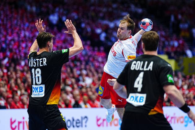 Wurf Tor Simon Pytlick (Daenemark, 43), Julian Koester (Deutschland, 18) DEN, Deutschland vs. Daenemark, Handball, EHF Europameisterschaft 2026, Hauptrunde, Spieltag 3, 26.01.2026 DEN, Deutschland vs. Daenemark, Handball, EHF Europameisterschaft 2026, Hauptrunde, Spieltag 3, 26.01.2026 Herning Copyright: xEibner-Pressefoto MarcelxvonxFehrnx EP_MFN