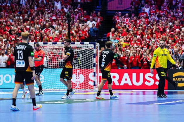 Deutschland enttaeuscht enttaeuschung nach Niederlage DEN, Deutschland vs. Daenemark, Handball, EHF Europameisterschaft 2026, Hauptrunde, Spieltag 3, 26.01.2026 DEN, Deutschland vs. Daenemark, Handball, EHF Europameisterschaft 2026, Hauptrunde, Spieltag 3, 26.01.2026 Herning Copyright: xEibner-Pressefoto MarcelxvonxFehrnx EP_MFN