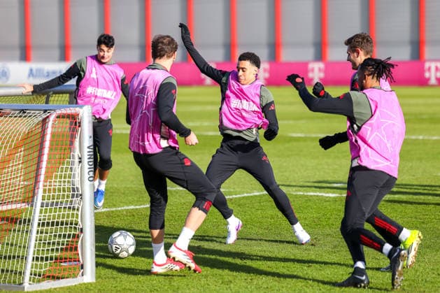 Leon Goretzka (FC Bayern Muenchen, 08) mit Jamal Musiala (FC Bayern Muenchen, 10) und Aleksandar Pavlovic (FC Bayern Muenchen, 45), mit Michael Olise (FC Bayern Muenchen, 17) und Josip Stanisic (FC Bayern Muenchen, 44), GER, Abschlusstraining, FC Bayern Muenchen, Fussball, UEFA Champions League, Liga-Phase, 8. Spieltag, Saison 2025 2026, 27.01.2026, GER, Abschlusstraining, FC Bayern Muenchen, Fussball, UEFA Champions League, Liga-Phase, 8. Spieltag, Saison 2025 2026, 27.01.2026 Muenchen Copyright: xEibner-Pressefoto JennixMaulx EP_JML