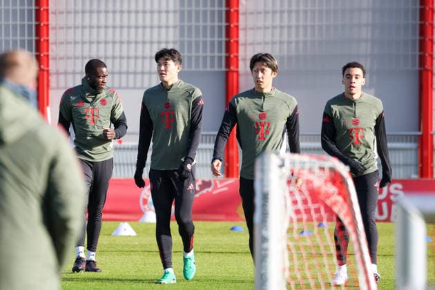 Dayot Upamecano (FC Bayern Muenchen, 02) mit Minjae Kim (FC Bayern Muenchen, 03) und Hiroki Ito (FC Bayern Muenchen, 21), mit Jamal Musiala (FC Bayern Muenchen, 10), GER, Abschlusstraining, FC Bayern Muenchen, Fussball, UEFA Champions League, Liga-Phase, 8. Spieltag, Saison 2025 2026, 27.01.2026, GER, Abschlusstraining, FC Bayern Muenchen, Fussball, UEFA Champions League, Liga-Phase, 8. Spieltag, Saison 2025 2026, 27.01.2026 Muenchen Copyright: xEibner-Pressefoto JennixMaulx EP_JML