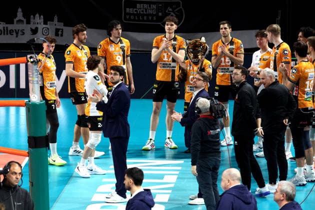 DEU, Champions League, BR Volleys vs. VK Lvi Prag, 27.01.2026, Max-Schmeling-Halle, Berlin, DEU, Champions League, BR Volleys vs. VK Lvi Prag, im Bild Trainer Alexandre Leal (BR Volleys), BR Volleys-Spielerkreis