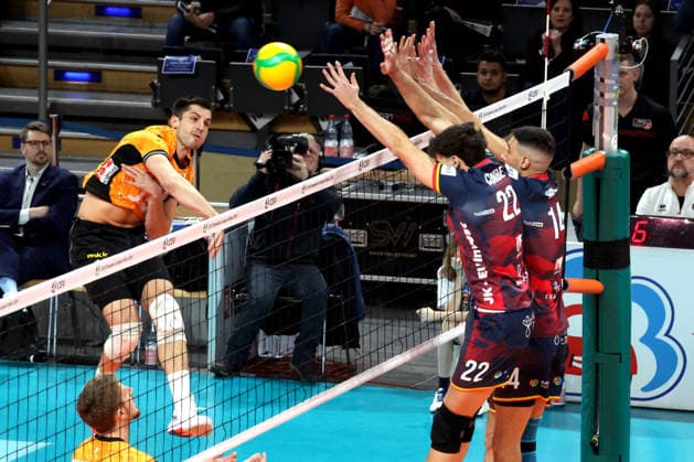 DEU, Champions League, BR Volleys vs. VK Lvi Prag, 27.01.2026, Max-Schmeling-Halle, Berlin, DEU, Champions League, BR Volleys vs. VK Lvi Prag, im Bild Moritz Reichert (BR Volleys 15), Lucas Conde (Lvi Prag 22), Pablo Crer (Lvi Prag 14)