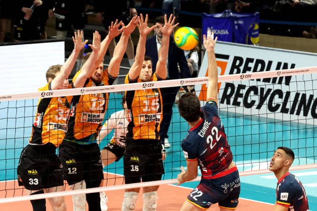 DEU, Champions League, BR Volleys vs. VK Lvi Prag, 27.01.2026, Max-Schmeling-Halle, Berlin, DEU, Champions League, BR Volleys vs. VK Lvi Prag, im Bild Fedor Ivanov (BR Volleys 33), Florian Krage-Brewitz (BR Volleys 12), Moritz Reichert (BR Volleys 15), Lucas Conde (Lvi Prag 22)