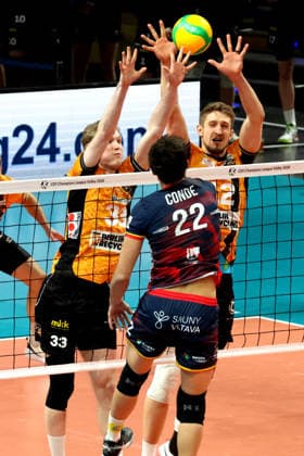 DEU, Champions League, BR Volleys vs. VK Lvi Prag, 27.01.2026, Max-Schmeling-Halle, Berlin, DEU, Champions League, BR Volleys vs. VK Lvi Prag, im Bild Fedor Ivanov (BR Volleys 33), Florian Krage-Brewitz (BR Volleys 12), Lucas Conde (Lvi Prag 22)
