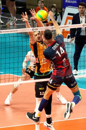 DEU, Champions League, BR Volleys vs. VK Lvi Prag, 27.01.2026, Max-Schmeling-Halle, Berlin, DEU, Champions League, BR Volleys vs. VK Lvi Prag, im Bild Florian Krage-Brewitz (BR Volleys 12), Pablo Crer (Lvi Prag 14)