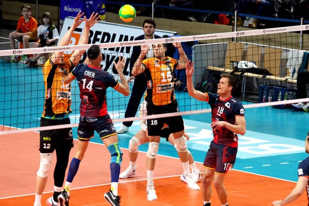 DEU, Champions League, BR Volleys vs. VK Lvi Prag, 27.01.2026, Max-Schmeling-Halle, Berlin, DEU, Champions League, BR Volleys vs. VK Lvi Prag, im Bild Florian Krage-Brewitz (BR Volleys 12), Moritz Reichert (BR Volleys 15), Trainer Alexandre Leal (BR Volleys), Pablo Crer (Lvi Prag 14), Jakub Janouch (Lvi Prag 18)