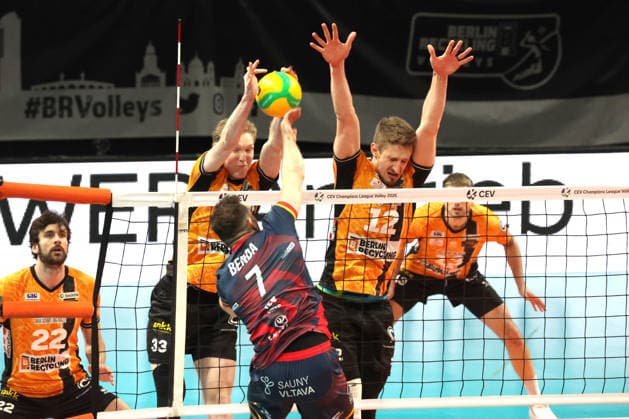 DEU, Champions League, BR Volleys vs. VK Lvi Prag, 27.01.2026, Max-Schmeling-Halle, Berlin, DEU, Champions League, BR Volleys vs. VK Lvi Prag, im Bild Fedor Ivanov (BR Volleys 33), Florian Krage-Brewitz (BR Volleys 12), Jiri Benda (Lvi Prag 7)