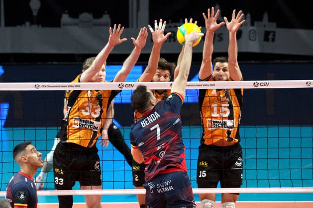 DEU, Champions League, BR Volleys vs. VK Lvi Prag, 27.01.2026, Max-Schmeling-Halle, Berlin, DEU, Champions League, BR Volleys vs. VK Lvi Prag, im Bild Fedor Ivanov (BR Volleys 33), Matthew Knigge (BR Volleys 2), Moritz Reichert (BR Volleys 15), Jiri Benda (Lvi Prag 7)