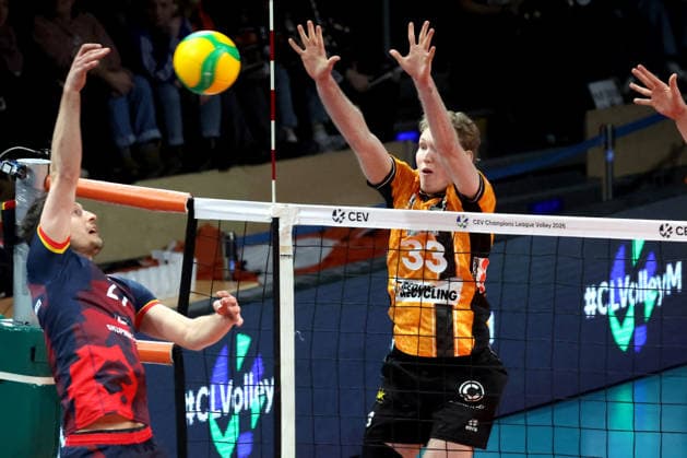 DEU, Champions League, BR Volleys vs. VK Lvi Prag, 27.01.2026, Max-Schmeling-Halle, Berlin, DEU, Champions League, BR Volleys vs. VK Lvi Prag, im Bild Fedor Ivanov (BR Volleys 33), Jakub Ihnat (Lvi Prag 21)