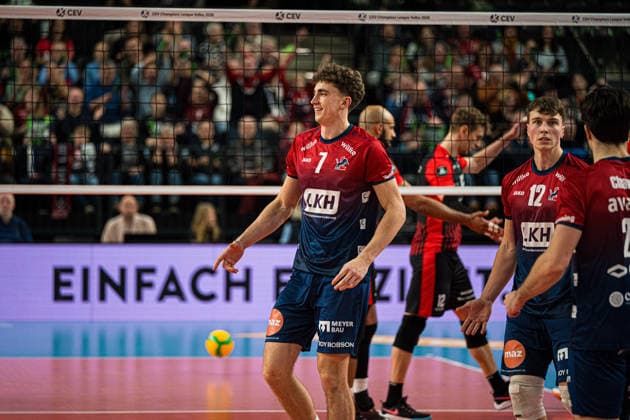 Volleyball I Herren I Saison 2025-2026 I CEV Champions League I CLVM72 I SVG Lüneburg - Asseco Resovia Rzeszow I 27.01.2026 Einzelfoto, Freisteller, Einzelbild, Cut-out, isoliertes Motiv, Sportaufnahme, Nahaufnahme, freigestellt, freigestellte Aufnahme, Aufnahme, Einzeln: Joscha Kunstmann (7, SVG Lüneburg) lächelt auf dem Feld Copyright: xLobeca Bjorn-OlexKehmx