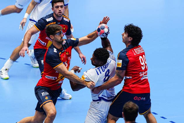 Antonio Serradilla (Spanien, 05), Victor Iturizza (Portugal, 08), Javier Rodriguez (Spanien, 99) DEN, Spanien vs. Portugal, Handball, EHF Europameisterschaft 2026, Hauptrunde, Spieltag 4, 28.01.2026 DEN, Spanien vs. Portugal, Handball, EHF Europameisterschaft 2026, Hauptrunde, Spieltag 4, 28.01.2026 Herning Copyright: xEibner-Pressefoto MarcelxvonxFehrnx EP_MFN