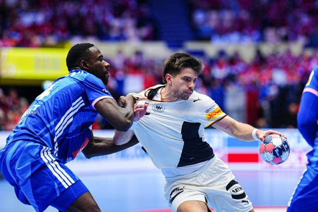 Karl Konan (Frankreich, 34), Renars Uscins (Deutschland, 23) DEN, Deutschland vs. Frankreich, Handball, EHF Europameisterschaft 2026, Hauptrunde, Spieltag 4, 28.01.2026 DEN, Deutschland vs. Frankreich, Handball, EHF Europameisterschaft 2026, Hauptrunde, Spieltag 4, 28.01.2026 Herning Copyright: xEibner-Pressefoto MarcelxvonxFehrnx EP_MFN
