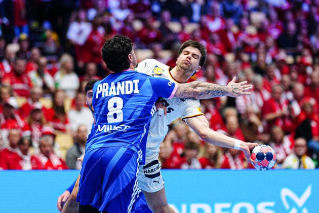 Wurf Tor Renars Uscins (Deutschland, 23), Elohim Prandi (Frankreich, 08) DEN, Deutschland vs. Frankreich, Handball, EHF Europameisterschaft 2026, Hauptrunde, Spieltag 4, 28.01.2026 DEN, Deutschland vs. Frankreich, Handball, EHF Europameisterschaft 2026, Hauptrunde, Spieltag 4, 28.01.2026 Herning Copyright: xEibner-Pressefoto MarcelxvonxFehrnx EP_MFN