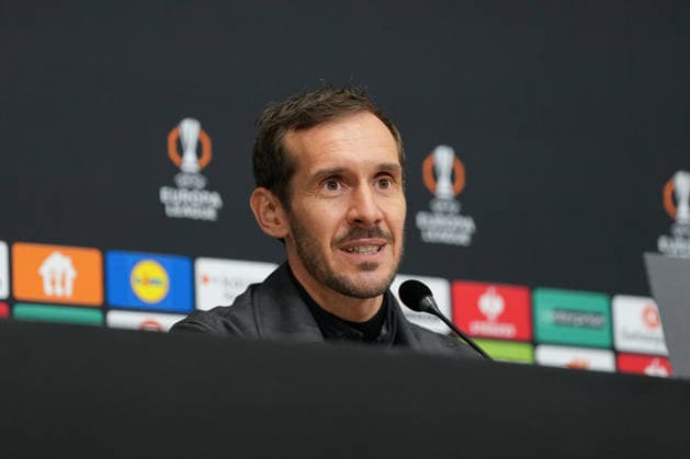 Julian Schuster (SC Freiburg, Trainer) , Frankreich, Fussball, UEFA Europa League, 8.Spieltag, Ligaphase, 2025 2026, OSC Lille vs. SC Freiburg, 28.01.2026, Pressekonferenz des SC Freiburg vor dem letzten Europa League Spiel in der Ligaphase, Pressegespräch, Stade Pierre-Mauroy, Lille, Frankreich, Pressekonferenz des SC Freiburg vor dem letzten Europa League Spiel in der Ligaphase, Pressegespräch Lille Stade Pierre-Mauroy DÃ partements Nord, Hauts-de-Fra Frankreich Copyright: xArnexAmbergx