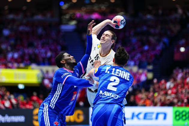 -Dika Mem (Frankreich, 10), Juri Knorr (Deutschland, 15), Yanis Lenne (Frankreich, 02) DEN, Deutschland vs. Frankreich, Handball, EHF Europameisterschaft 2026, Hauptrunde, Spieltag 4, 28.01.2026 DEN, Deutschland vs. Frankreich, Handball, EHF Europameisterschaft 2026, Hauptrunde, Spieltag 4, 28.01.2026 Herning Copyright: xEibner-Pressefoto MarcelxvonxFehrnx EP_MFN