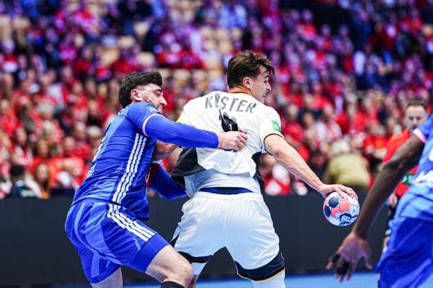 Ludovic Fabregas (Frankreich, 23), Julian Koester (Deutschland, 18) DEN, Deutschland vs. Frankreich, Handball, EHF Europameisterschaft 2026, Hauptrunde, Spieltag 4, 28.01.2026 DEN, Deutschland vs. Frankreich, Handball, EHF Europameisterschaft 2026, Hauptrunde, Spieltag 4, 28.01.2026 Herning Copyright: xEibner-Pressefoto MarcelxvonxFehrnx EP_MFN