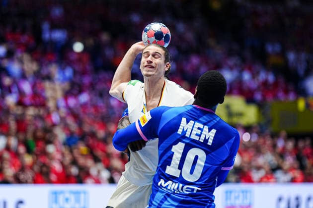 Wurf Tor Juri Knorr (Deutschland, 15), Dika Mem (Frankreich, 10) DEN, Deutschland vs. Frankreich, Handball, EHF Europameisterschaft 2026, Hauptrunde, Spieltag 4, 28.01.2026 DEN, Deutschland vs. Frankreich, Handball, EHF Europameisterschaft 2026, Hauptrunde, Spieltag 4, 28.01.2026 Herning Copyright: xEibner-Pressefoto MarcelxvonxFehrnx EP_MFN