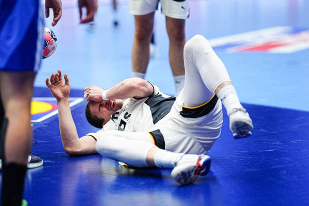 Juri Knorr (Deutschland, 15) nach Foul am Boden DEN, Deutschland vs. Frankreich, Handball, EHF Europameisterschaft 2026, Hauptrunde, Spieltag 4, 28.01.2026 DEN, Deutschland vs. Frankreich, Handball, EHF Europameisterschaft 2026, Hauptrunde, Spieltag 4, 28.01.2026 Herning Copyright: xEibner-Pressefoto MarcelxvonxFehrnx EP_MFN