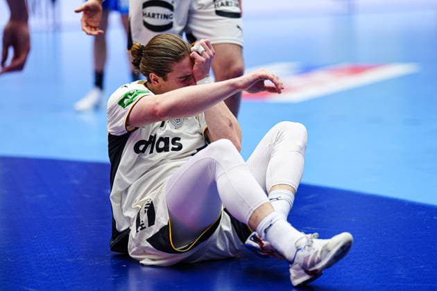 Juri Knorr (Deutschland, 15) nach Foul am Boden DEN, Deutschland vs. Frankreich, Handball, EHF Europameisterschaft 2026, Hauptrunde, Spieltag 4, 28.01.2026 DEN, Deutschland vs. Frankreich, Handball, EHF Europameisterschaft 2026, Hauptrunde, Spieltag 4, 28.01.2026 Herning Copyright: xEibner-Pressefoto MarcelxvonxFehrnx EP_MFN