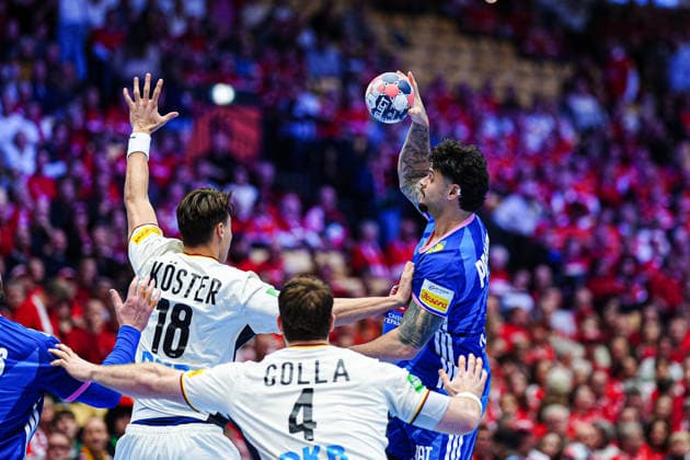 Julian Koester (Deutschland, 18), Johannes Golla (Deutschland, 04), Elohim Prandi (Frankreich, 08) DEN, Deutschland vs. Frankreich, Handball, EHF Europameisterschaft 2026, Hauptrunde, Spieltag 4, 28.01.2026 DEN, Deutschland vs. Frankreich, Handball, EHF Europameisterschaft 2026, Hauptrunde, Spieltag 4, 28.01.2026 Herning Copyright: xEibner-Pressefoto MarcelxvonxFehrnx EP_MFN
