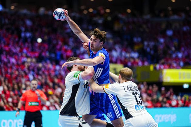 Johannes Golla (Deutschland, 04), Thibaud Briet (Frankreich, 39), Matthes Langhoff (Deutschland, 13) DEN, Deutschland vs. Frankreich, Handball, EHF Europameisterschaft 2026, Hauptrunde, Spieltag 4, 28.01.2026 DEN, Deutschland vs. Frankreich, Handball, EHF Europameisterschaft 2026, Hauptrunde, Spieltag 4, 28.01.2026 Herning Copyright: xEibner-Pressefoto MarcelxvonxFehrnx EP_MFN