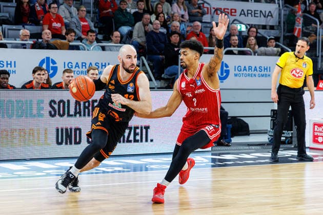 Tommy Kuhse (Rasta Vechta, 12), Ibi Watson (BMA365 Bamberg Baskets, 02), BMA365 Bamberg Baskets vs. Rasta Vechta, Basketball, easyCredit BBL, 2. Spieltag, 28.01.2026 BMA365 Bamberg Baskets vs. Rasta Vechta, Basketball, easyCredit BBL, 2. Spieltag, 28.01.2026 Bamberg Copyright: xEibner-Pressefoto G.xSantemizx EP_EER