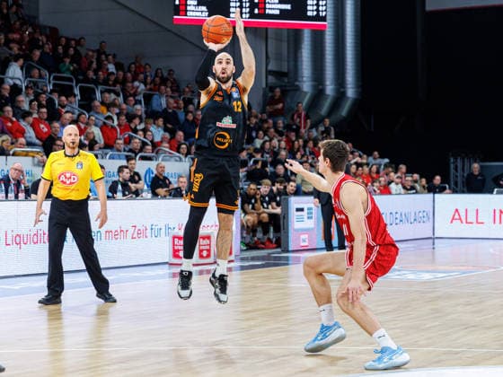 Tommy Kuhse (Rasta Vechta, 12), Richard Balint (BMA365 Bamberg Baskets, 11), BMA365 Bamberg Baskets vs. Rasta Vechta, Basketball, easyCredit BBL, 2. Spieltag, 28.01.2026 BMA365 Bamberg Baskets vs. Rasta Vechta, Basketball, easyCredit BBL, 2. Spieltag, 28.01.2026 Bamberg Copyright: xEibner-Pressefoto G.xSantemizx EP_EER