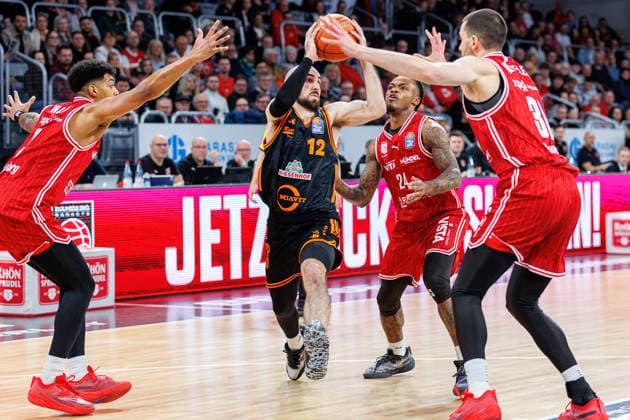 Ibi Watson (BMA365 Bamberg Baskets, 02), Tommy Kuhse (Rasta Vechta, 12), Cobe Williams (BMA365 Bamberg Baskets, 24), Daniel Keppeler (BMA365 Bamberg Baskets, 31), BMA365 Bamberg Baskets vs. Rasta Vechta, Basketball, easyCredit BBL, 2. Spieltag, 28.01.2026 BMA365 Bamberg Baskets vs. Rasta Vechta, Basketball, easyCredit BBL, 2. Spieltag, 28.01.2026 Bamberg Copyright: xEibner-Pressefoto G.xSantemizx EP_EER