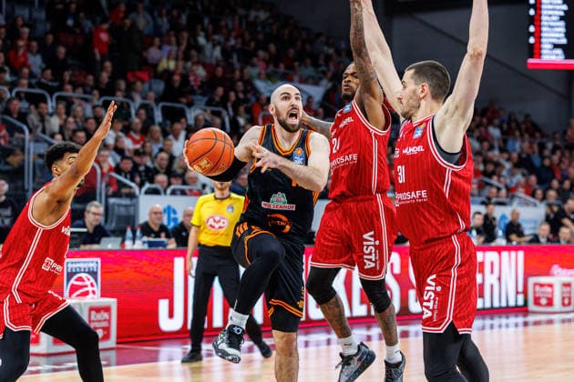 Ibi Watson (BMA365 Bamberg Baskets, 02), Tommy Kuhse (Rasta Vechta, 12), Cobe Williams (BMA365 Bamberg Baskets, 24), Daniel Keppeler (BMA365 Bamberg Baskets, 31), BMA365 Bamberg Baskets vs. Rasta Vechta, Basketball, easyCredit BBL, 2. Spieltag, 28.01.2026 BMA365 Bamberg Baskets vs. Rasta Vechta, Basketball, easyCredit BBL, 2. Spieltag, 28.01.2026 Bamberg Copyright: xEibner-Pressefoto G.xSantemizx EP_EER