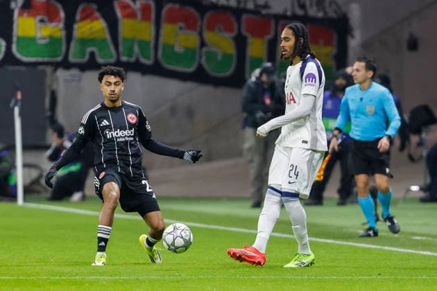 Nathaniel Brown (Eintracht Frankfurt, 21) und Djed Spence (Tottenham Hotspur, 24) im Kampf um den Ball , Deutschland, Fussball, UEFA Champions League, 8. Spieltag, 2025 2026, Eintracht Frankfurt vs. Tottenham Hotspur, 28.01.2026, Frankfurt am Main Deutsche-Bank-Park Deutschland Copyright: xGrantxHubbsx