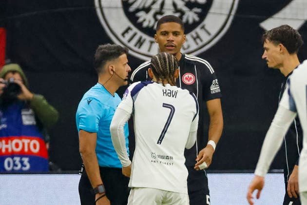 Schiedsrichter Jesus Gil Manzano (ESP), Aurele Amenda (Eintracht Frankfurt, 05) und Xavi (Tottenham Hotspur, 07) im Dialog , Deutschland, Fussball, UEFA Champions League, 8. Spieltag, 2025 2026, Eintracht Frankfurt vs. Tottenham Hotspur, 28.01.2026, Frankfurt am Main Deutsche-Bank-Park Deutschland Copyright: xGrantxHubbsx