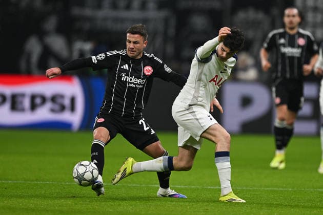 Mario Götze (Eintracht Frankfurt, 27) im Zweikampf mit Archie Gray (Tottenham Hotspur, 14), GER, Eintracht Frankfurt vs Tottenham Hotspur, Fussball, UEFA Champions League, Ligaphase, 8. Spieltag, Spielzeit 2025 2026, 28.01.2026. GER, Eintracht Frankfurt vs Tottenham Hotspur, Fussball, UEFA Champions League, Ligaphase, 8. Spieltag, Spielzeit 2025 2026, 28.01.2026. Frankfurt Copyright: xEibner-Pressefoto FlorianxWiegandx EP_FWD