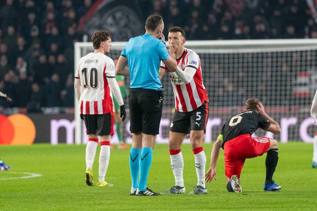 Nbach einem Foul an Joshua Kimmich (FC Bayern Muenchen, 06) hat Ivan Perisic (PSV Eindhoven, 05) die Gelbe Karte erhalten. PSV Eindhoven vs. FC Bayern Muenchen, Fussball, UEFA Champions League, 08. Spieltag, Saison 2025 2026, 28.01.2026 PSV Eindhoven vs. FC Bayern Muenchen, Fussball, UEFA Champions League, 08. Spieltag, Saison 2025 2026, 28.01.2026 Eindhoven Copyright: xEibner-Pressefoto ThomasxHaeslerx EP_THR
