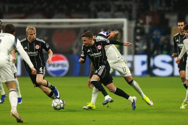 GER, Champions League, Eintracht Frankfurt vs Tottenham Hotpsur 28.01.2026, Deutsche Bank Parkq, Frankfurt am Main, GER, Champions League, Eintracht Frankfurt vs Tottenham Hotpsur im Bild Mario Götze Goetze (Eintracht Frankfurt, 27, schwarz) behauptet sich gegen Cristian Romero (Tottenham Hotspur, 17, weiß) im Zweikampf