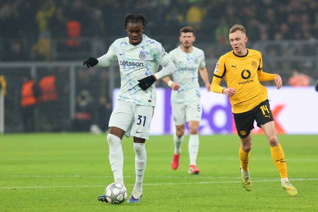 Zweikampf zwischen Yann Bisseck (Inter Mailand) und Maximilian Beier (Borussia Dortmund) GER, Borussia Dortmund gegen Inter Mailand, Fussball, Champions League, 8.Spieltag, Spielzeit 2025 2026, 28.01.2026 DFL REGULATIONS PROHIBIT ANY USE OF PHOTOGRAPHS AS IMAGE SEQUENCES AND OR QUASI-VIDEO GER, Borussia Dortmund gegen Inter Mailand, Fussball, Champions League, 8.Spieltag, Spielzeit 2025 2026, 28.01.2026 Dortmund Copyright: xEibner-Pressefoto FrankxZeisingx EP_FZG