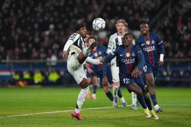 Anthony Elanga of Newcastle cannot quite get on the end of a cross as Nuno Mendes of PSG looks on Paris Saint-Germain v Newcastle United, UEFA Champions League, Group Stage, Football, Parc des Princes, Paris, France - 28 Jan 2026Paris Parc des Princes France EDITORIAL USE ONLY No use with unauthorised audio, video, data, fixture lists, club league logos or live services. Online in-match use limited to 120 images, no video emulation. No use in betting, games or single club league player publications. Copyright: xDavexWinter Shutterstockx 16429499aw