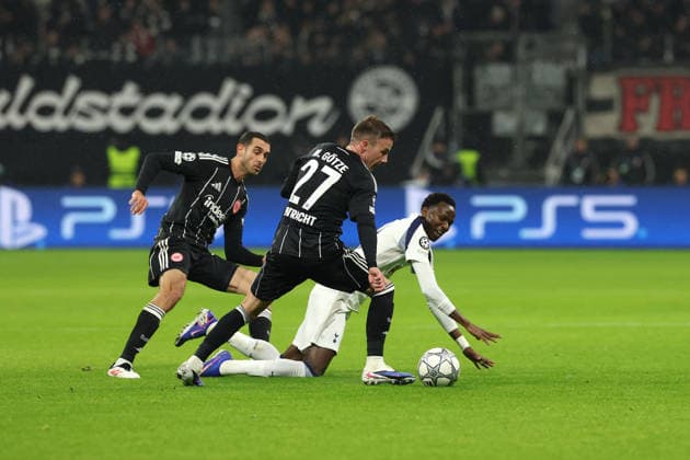 GER, Champions League, Eintracht Frankfurt vs Tottenham Hotpsur 28.01.2026, Deutsche Bank Parkq, Frankfurt am Main, GER, Champions League, Eintracht Frankfurt vs Tottenham Hotpsur im Bild Ellyes Skhiri (Eintracht Frankfurt, 15, schwarz) und Mario Götze Goetze (Eintracht Frankfurt, 27, schwarz) nehmen Pape Matar Sarr (Tottenham Hotspur, 29, weiß) in Zange Zweikampf
